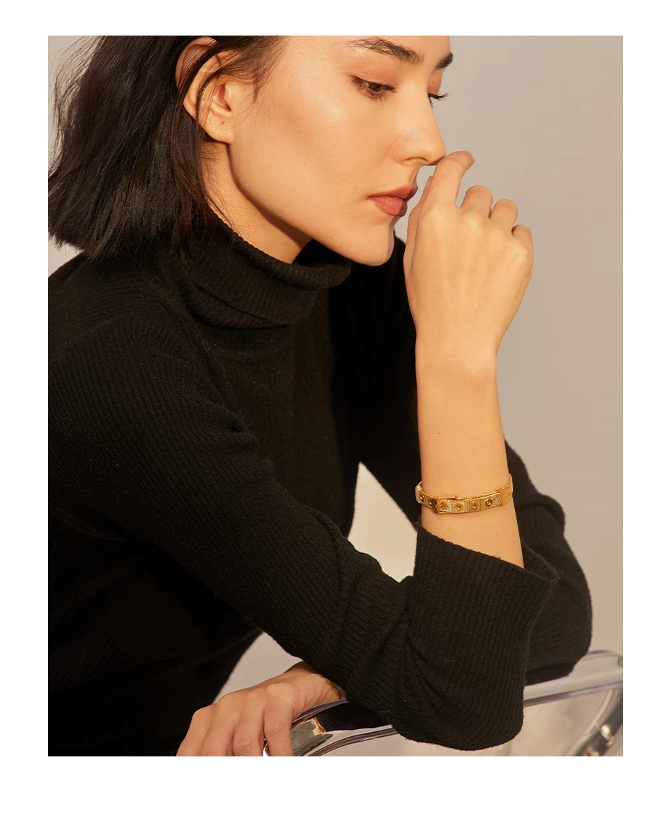 Chic Textured  Bangle