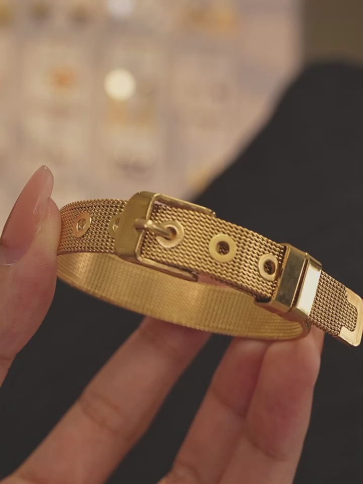 Chic Textured  Bangle