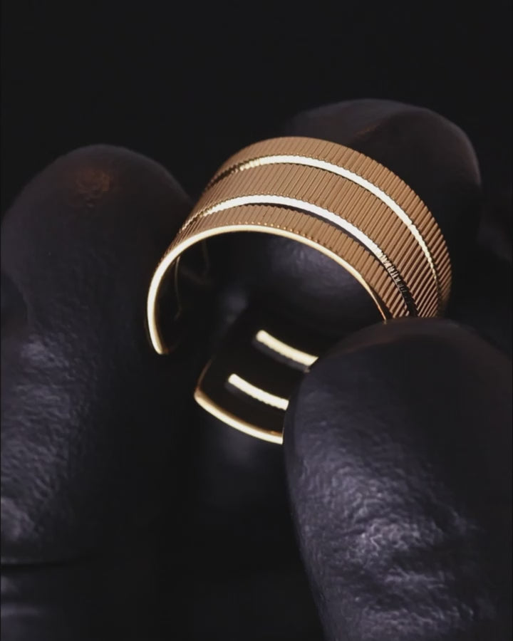 Geometric Minimal Gold Ring